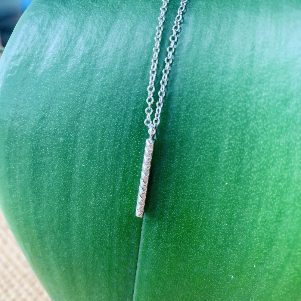 Linear pendant necklace